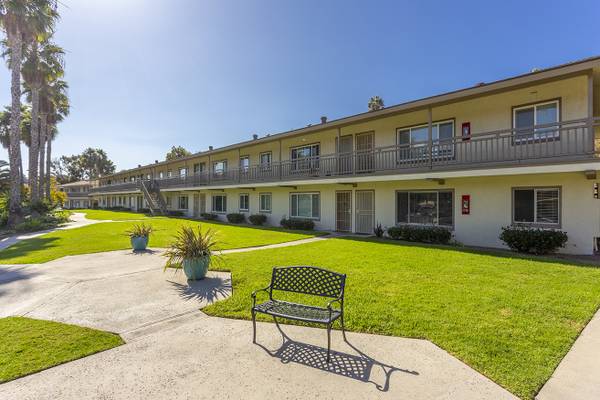 $1,825 / 1br - 740ft2 - Live the Beach Lifestyle in this Charming 1 Bedroom with Pool & Parkin (Oceanside)63819410423169121