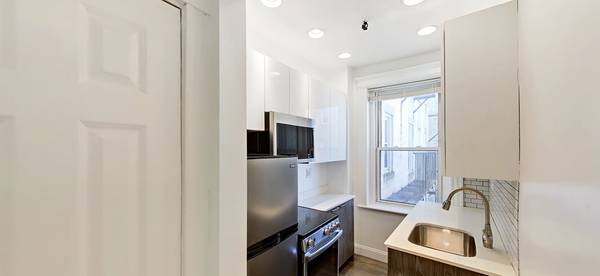 $2,850 / 1br - Fenway 1BR w/ Hardwood Floors + Stainless Steel – $2,850 – 11/1/25 (Boston)63996834118658122
