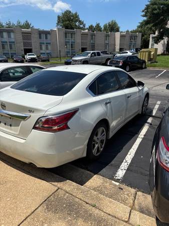 Nissan Altima blanco en buen estado - $4,000 (Temple Hills)63618524890243122