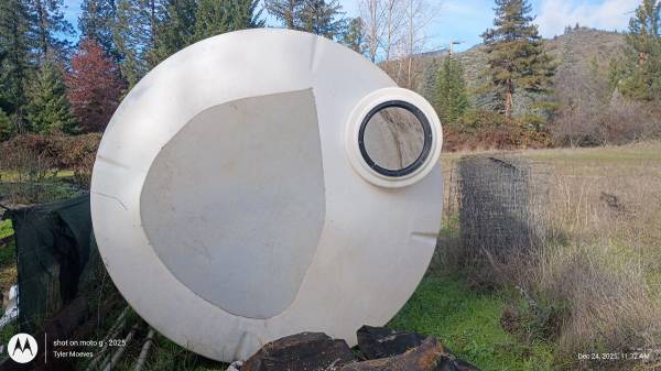 1,100-Gallon Heavy-Duty Poly Tank 1