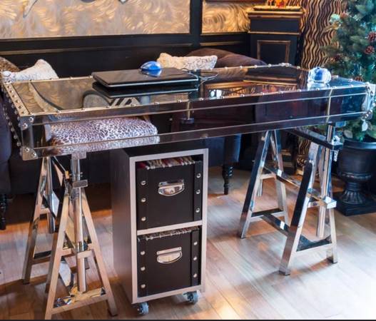 Escritorio ajustable con tapa de vidrio, base de metal, diseño Boomline V Flight - $1.200 (Westwood, Los Ángeles)63471427182977120