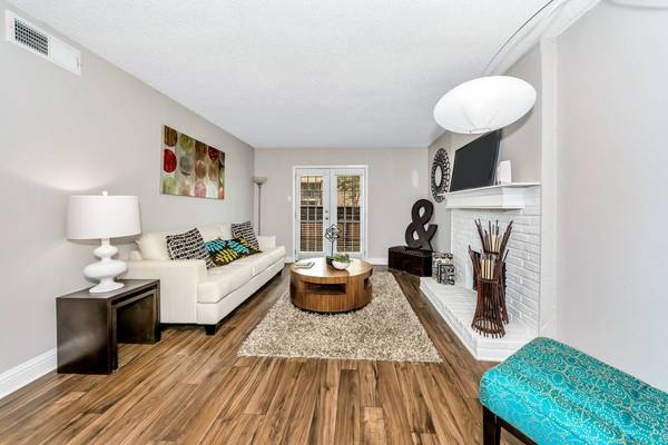$1,125 / 1br - 686ft2 - Free Weights, Cardio Machines, Refrigerator (4500 Sojourn Dr, Addison, TX)63796555500545120