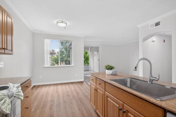 2 BED, 2 BATH MOVE IN READY! $895 OCTOBER RENT 1