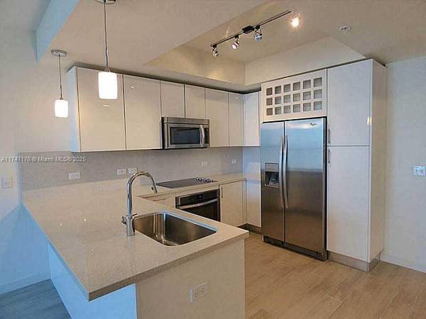 $1,750 / 2br - 1200ft2 - NINE Mary Brickell TWO BED (NINE BRICKELL)64049278073345123