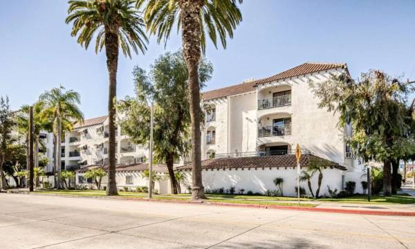 $2,050 / 1br - Carport, Courtyard, Vinyl Flooring (Santa ana)63818728193539123