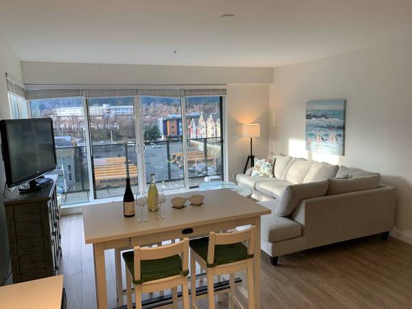 FURNISHED Penthouse, 2 Bed + Den, 2 Bath (the Main) Downtown 2