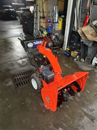 ARIENS 1128PRO 11hp 28 inch Snow Blower 1