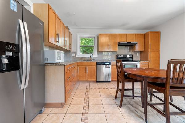 $4,000 / 4br - 1800ft2 - ALLSTON 4 bed plus den 2 full bathroom apartment in 2 family building (Allston)63699413517185123
