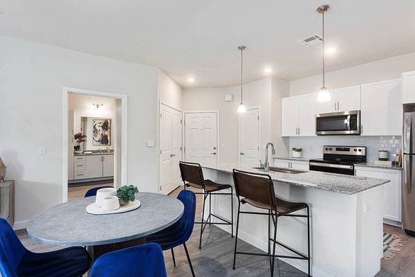 $2,229 / 3br - 1351ft2 - Get 8 weeks as a move in concession - apply today (7601 W Glendale Ave, Glendale, AZ)64024824551939120