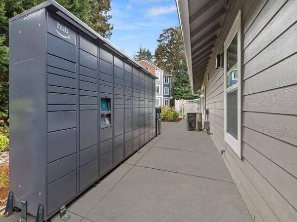 $1,387 / 1br - 688ft2 - Luxurious Living in 1 BR/1 BA Home with Sparkling Pool63914971480450124