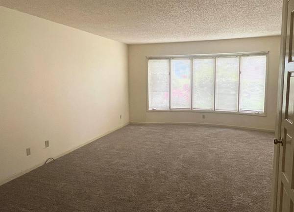 $1,410 / 2br - Encantadora casa adosada de 2 habitaciones - Ubicación conveniente cerca de la línea de transporte urbano (Salem Sur)63660478772865123