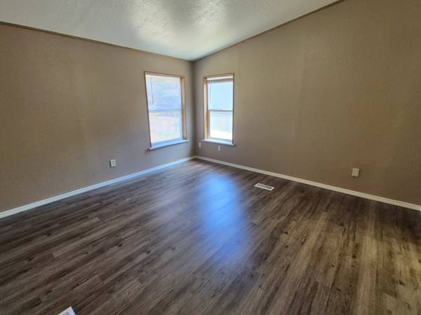 $2,850 / 3br - 3 bed 2 bath on large fenced lot (Bonney Lake)63688278368515123