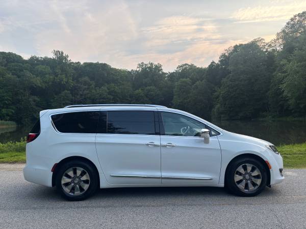 2018 Chrysler Pacifica Hybrid Limited - $24,995 (Chappaqua, NY)63615127942785121