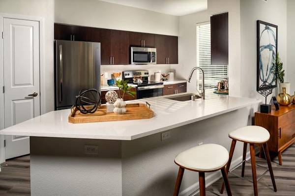 $2,714 / 2br - 996ft2 - Oval Roman tub in Primary Bath, Breakfast bar or kitchen island (La Mesa)63663768848641121