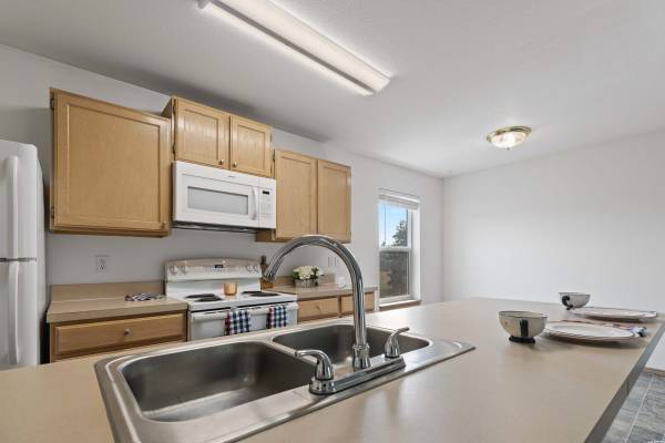 $1,455 / 2br - 960ft2 - Spacious Apt Nestled in Trees!  2 Bed/2 Bath, W/D, A/C, Pet Friendly (Coeur d'Alene)63969875685250122