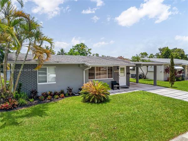 $635,000 / 3br - 1169ft2 - 🌹🏠Amazing Opportunity! 3/2 Waterfront Home with Carport for Sale!64002013791875121