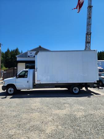 2011 Ford ECONOLINE E450 16' - Photo 2
