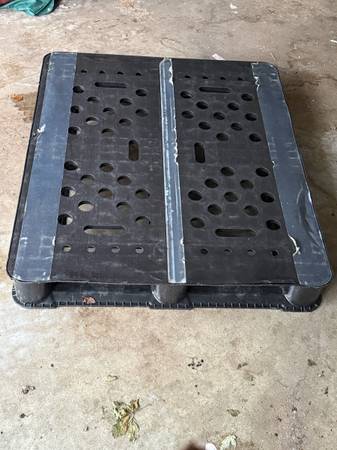 Heavy duty Plastic Pallet (40x48”) 1