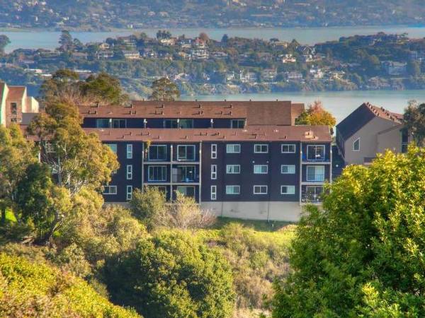 $2,935 / 1br - 612ft2 - Hillside Retreat | - with Washer/Dryer & Covered Parking (sausalito)63657880088321120