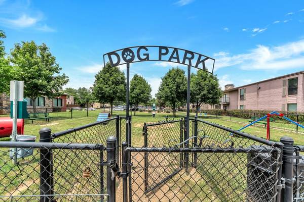 $1,105 / 1br - 735ft2 - Playground, Cardio Machines, Dog Park (4500 Sojourn Dr, Addison, TX)63796555402755123