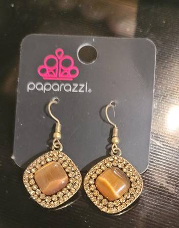 Glam Glow Gold Tone With Brown Stones Earrings 1