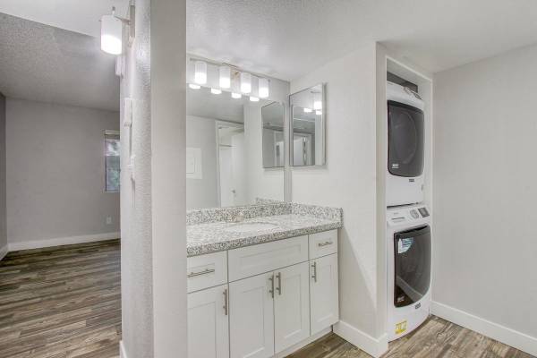 $1,444 / 2br - 950ft2 - Rare Opportunity: 2 BR/2 BA Gem with New Roof & Exterior Paint (West Phoenix)64024998357507122