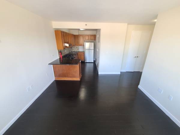 $2,850 / 2br - NO BROKER FEE – Stunning 2 Bed / 2 Bath w/ Private Terrace & Washer/Dryer (Gravesend)63809066721155121