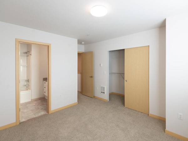 $2,670 / 2br - 1230ft2 - Spacious Living & Bedroom Areas, Refrigerator, Microwave, Great Views (Sumner WA)63659711159171121