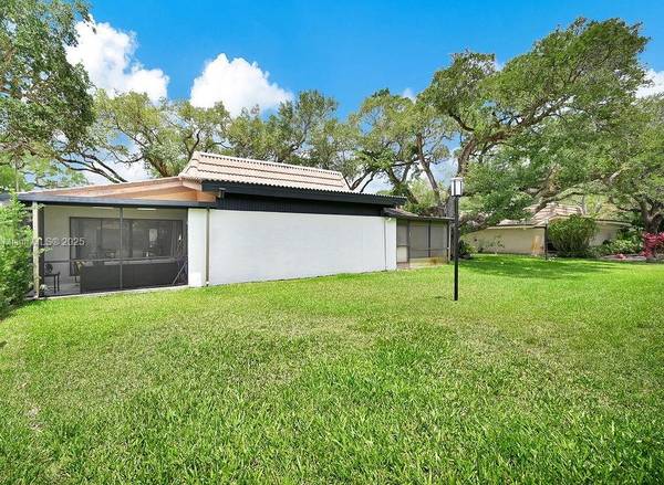 $635,000 / 2br - 2750ft2 - 2B/2B Home in Emerald Hills (Hollywood Beach)63906439463427121