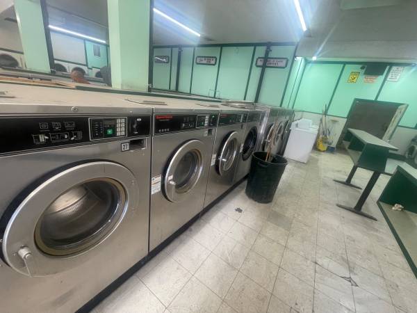 Coin-Operated Stack Dryer 30lb  Speed queen 1