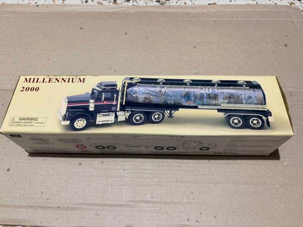 2000 Commemorative Texaco Oil Truck Model. 1