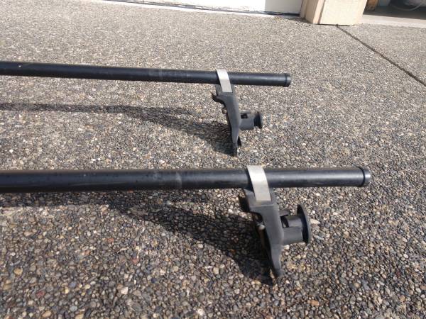 Sistema de estante Yakima para toldos de camioneta o automóviles con canaletas para lluvia - $249 (Anacortes)63470641405699122