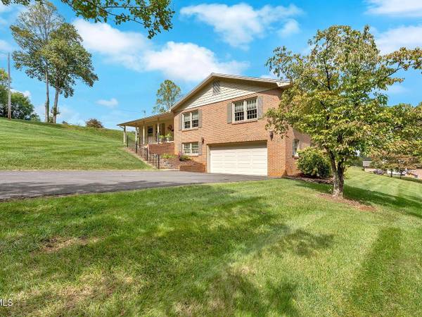 $950 / 3br - 3580ft2 - Well-kept 3-bed 2bath home with perfect blend of comfort, convenience! (Johnson City)63886003905793121