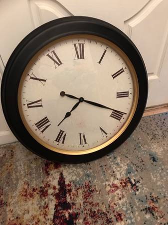 25" Round Black with Gold Trim 1