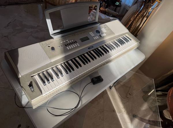 Yamaha YPG-235 Electronic Keyboard 1