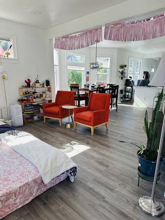 $950 Sunny room with private bath in fragrance free community home (Overlook, N Pdx)63999453088130122