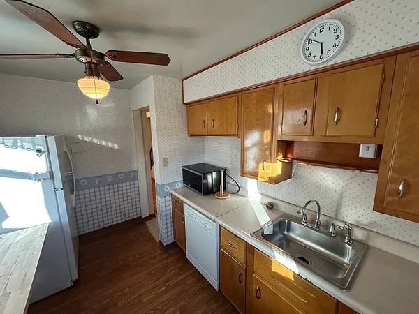 $900 / 3br - 1158ft2 - Easy commute to downtown and house comes with off-street parking (Pittsburgh)64013205869955121