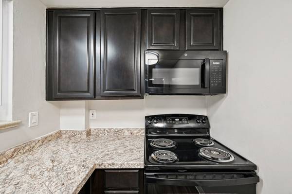 $1,495 / 2br - 950ft2 - 🎃 Welcome to Dahlia Apartments — Your Comfortable Retreat with a Dash (Denver)63849271077635124