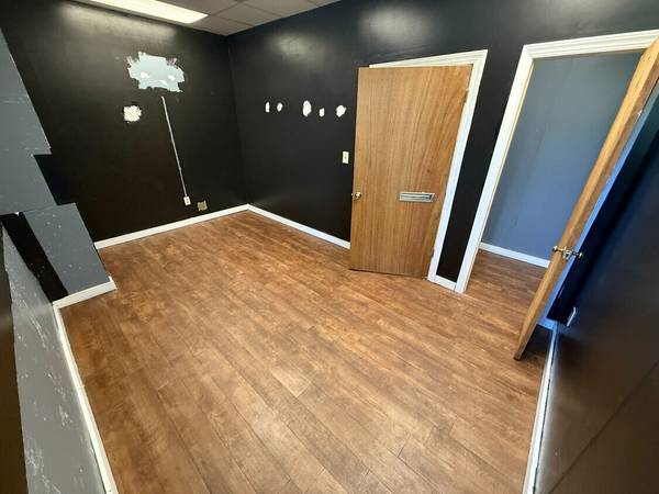 $550 / 160ft2 - 160 sqft single room suite with closet and window for $550 (Athens)63792092863235122