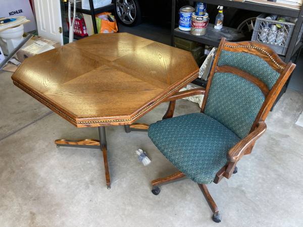 Table w/4 Chairs 1