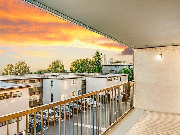 $2,600 / 2br - 912ft2 - Walking Distance to Shopping and Dining, Large Patio/Balcony (Beacon Hill)63688549315457122