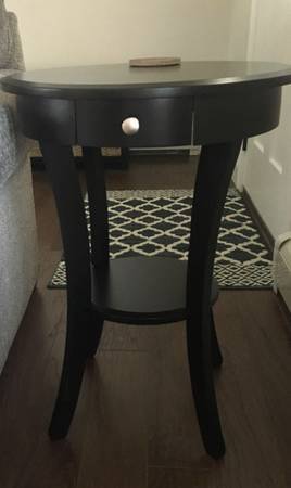 Safavieh Black Round One-Drawer End Table 1