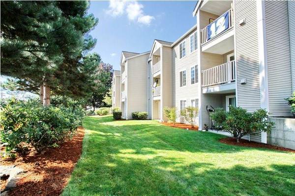 $1,700 / 1br - 691ft2 - Quiet, Clean and Peaceful. Tastefully Upgraded with Private Balcony. (Kent)63929301875971120