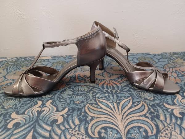 Naturalizer Silver Low Heels, Size 8 1