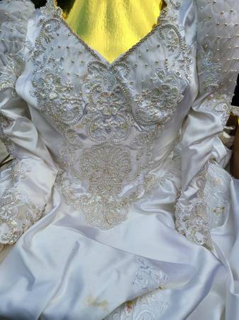 2 WEDDING DRESSES SIZE 6 AND 14 - $450 (Cumming)63441269545089120