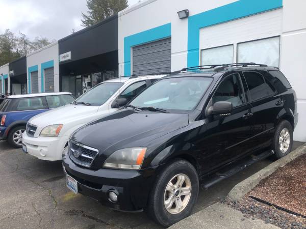 Two 2005 Kia Sorento LX 1 Black 1 White $500 each for parts - $500 (Federal Way)63624377068931121