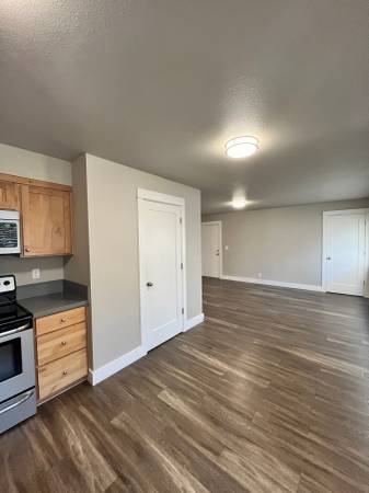 $1,695 / 2br - Modern 2-Bed! Parking, W/D, Stainless App & Pet Friendly! (Vancouver)63777293635585124