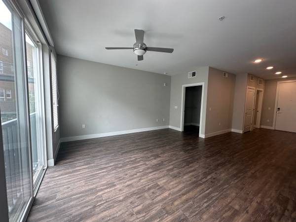 $1,400 / 557ft2 - ¡Estudio de Lujo Moderno y Impresionante en el Centro de Rino! ¡A 5 minutos del centro de Denver! (Rino * Centro de Denver * Frente al Río * Lodo)63679423367553120