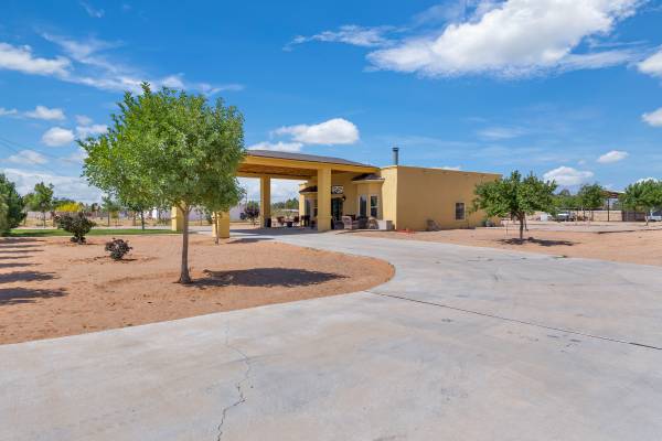 $389,000 / 3br - 2173ft2 - 1.31 Acre Lot with a Charming Custom Home63867374736643124