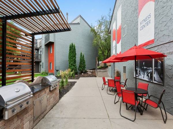 $1,830 / 2br - 1217ft2 - Private Patio / Balcony, Garage Parking, Window Coverings (14030 Chestnut Dr, Eden Prairie, MN)64048423086465123